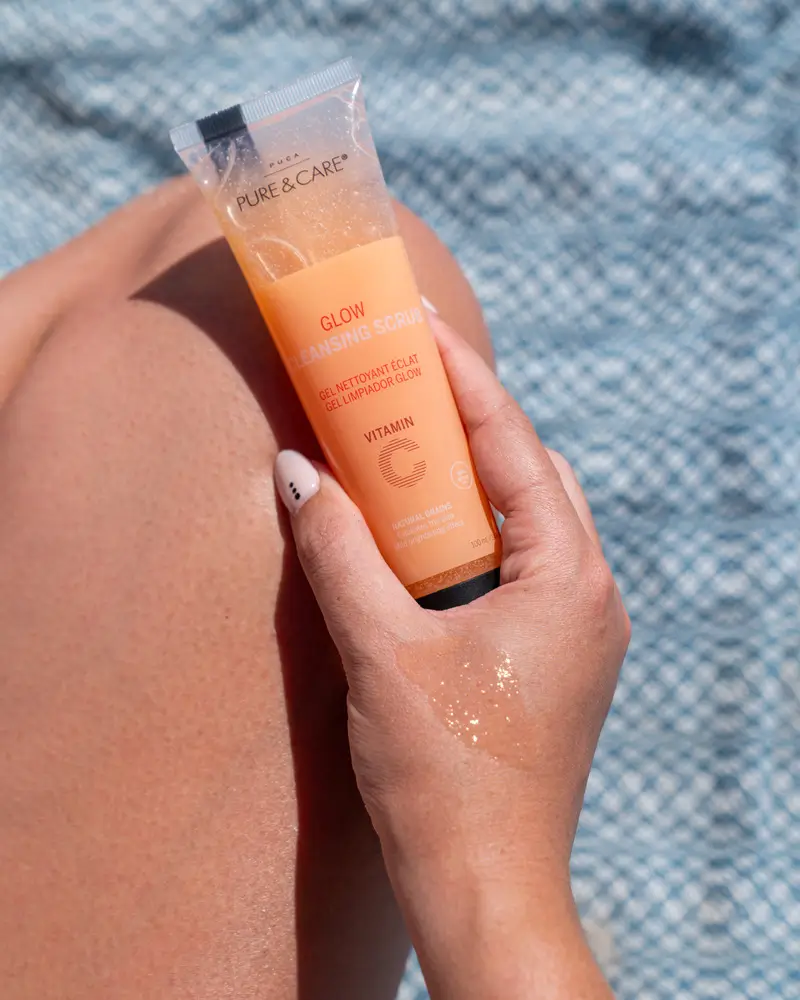 Vitamin C  - Glow Cleansing Scrub Gel